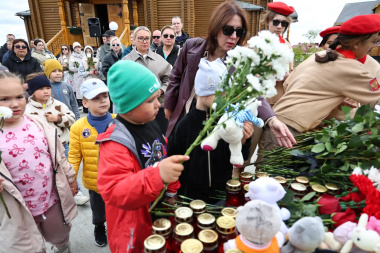 По всей Чукотке почтили память детей — жертв войны в Донбассе