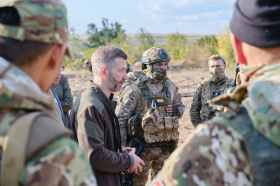 Губернатор Чукотки Владислав Кузнецов передал спецсредства и технику бойцам в зоне СВО
