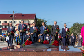 Владислав Кузнецов возложил цветы к Вечному огню в Южно-Сахалинске в честь Дня окончания Второй мировой войны
