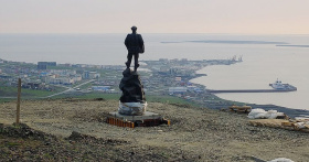 В Певеке открыли памятник геологу и писателю О.М. Куваеву при поддержке ПАО «Русолово»