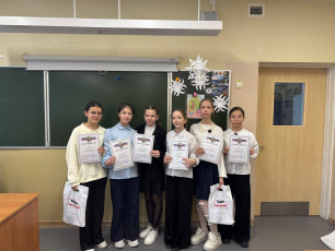 Сотрудники Аппарата Губернатора и Правительства поблагодарили детей участников выставки  в честь Международного дня борьбы с коррупцией