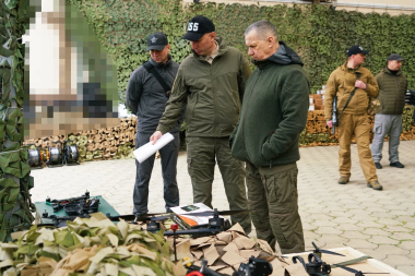 Полпред Юрий Трутнев передал бойцам на передовой технику и оборудование