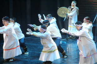 На Чукотке ансамбли, знакомящие с этнокультурой народов Севера, устроили двухчасовой танцевальный марафон