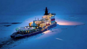 Ледокол «Арктика» ведёт караван судов в самый северный город России