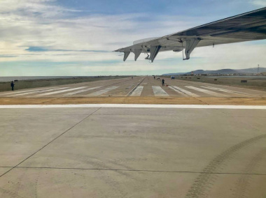 Аэропорт Певек начал принимать самолеты на отремонтированную половину взлетно-посадочной полосы