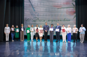 Более 100 медицинских работников Чукотки наградили к профессиональному празднику