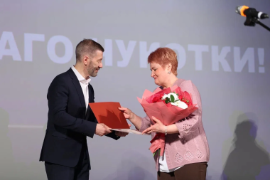 В честь 25-летия «Чукотснаба» Губернатор Владислав Кузнецов вручил награды работникам предприятия