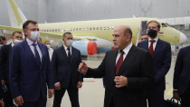 Председатель Правительства осмотрел сборочные цеха самолёта «Сухой Суперджет 100» и лётно-испытательную станцию.