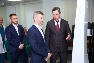 Новое оборудование для выездных осмотров жителей сел и оленеводов передали в Чукотскую окружную больницу