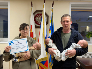 Семье с тройняшками на Чукотке вручили сертификат на семейный автомобиль