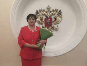 В Москве званием Заслуженный работник местного самоуправления РФ наградили жительницу Чукотки