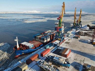 Роман Копин: Около 200 контейнеров необходимо доставить на Чукотку для завершения северного завоза